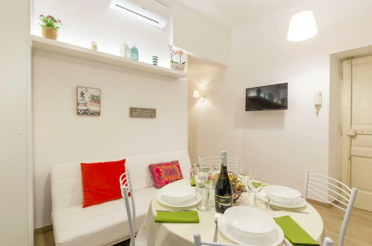Apartment La Romantica Al Colosseo Italy
